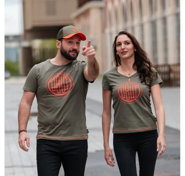 Camiseta Obut Caqui logo naranja Pareja paseando por la calle vistiendo la camiseta Obut Caqui con logo vintage naranja