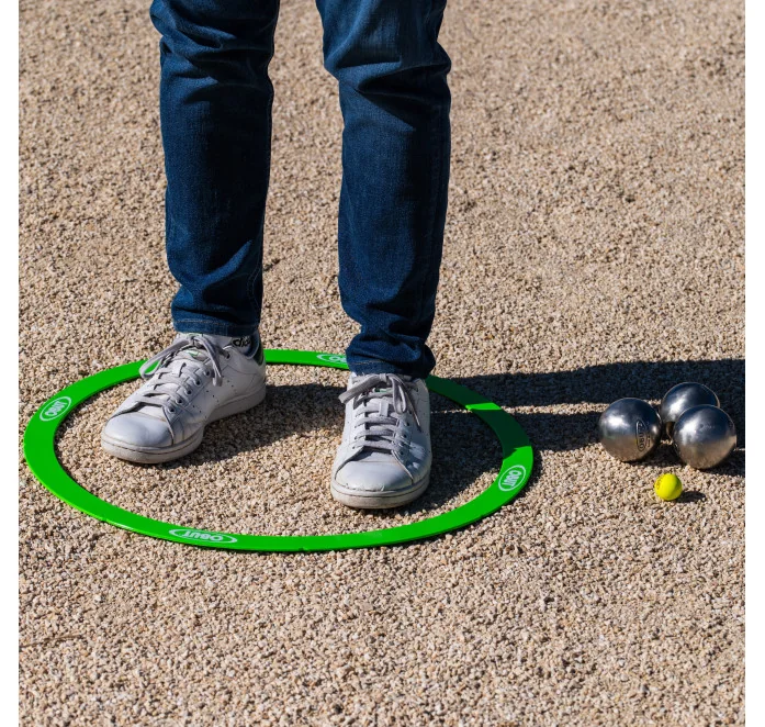 Foto de un círculo de Petanca rígido OBUT Verde en juego en una pista de petanca
