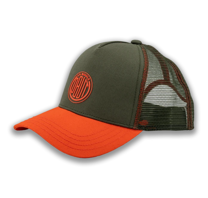 Vista lateral de la nueva gorra obut caqui con logo vintage naranja