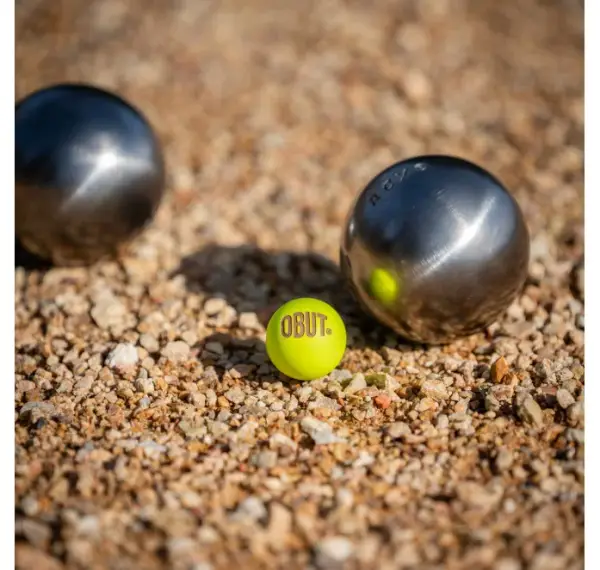 Terreno de petanca con el nuevo boliche Obut amarillo logo 2026