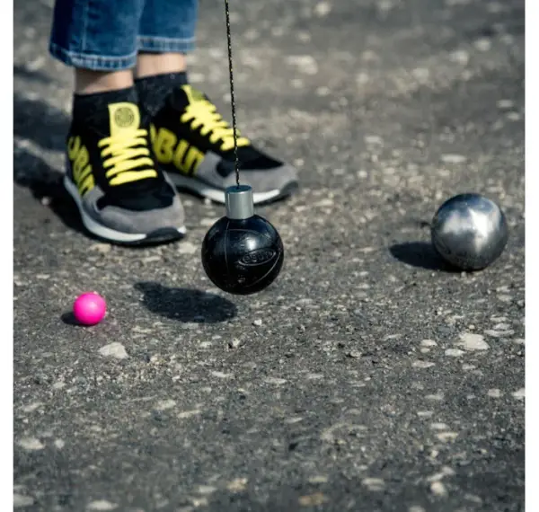 Imán recogebolas Obut Bizouboule Imán recogebolas Obut Bozouboule recogiendo una bola de petanca obut negra